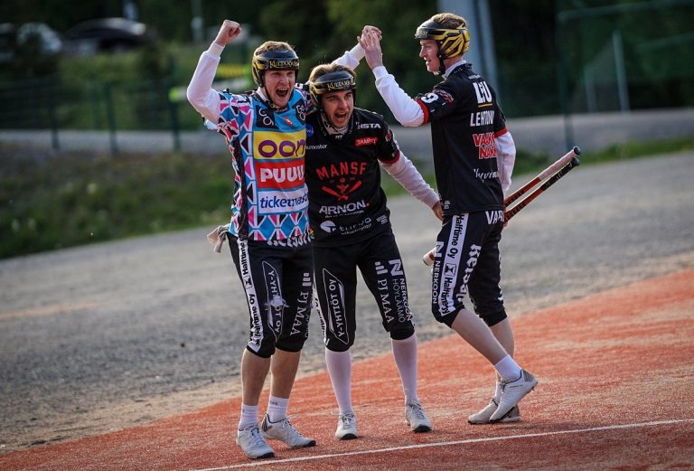 Kuva: Antti Haapasalo / Manse haluaa menestyä kentällä, katsomossa ja taustoilla, kahdella joukkueella.
