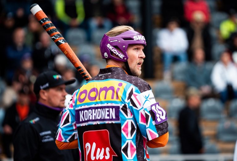 Kuva: SuperJymy Oy / Roope Korhosen katse on vahvasti Jere Dahlströmin edessä häämöttävässä lyötyjen ennätyksessä.