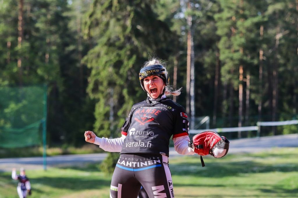 Kuva: Kiia Salminen / Voittoputkessa tuuletteleva Manse PP ja Saaga-Angelia Raudasoja ovat nousseet mestarisuosikiksi ohi Porin Pesäkarhujen.