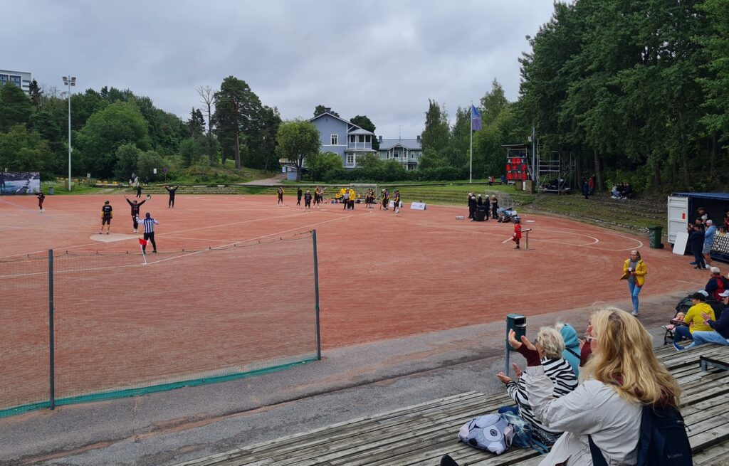 Kuva: Simo Pöyhönen / Puna-Mustat pelaa toistaiseksi melko alkeellisissa olosuhteissa Meilahden pesäpallostadionilla.