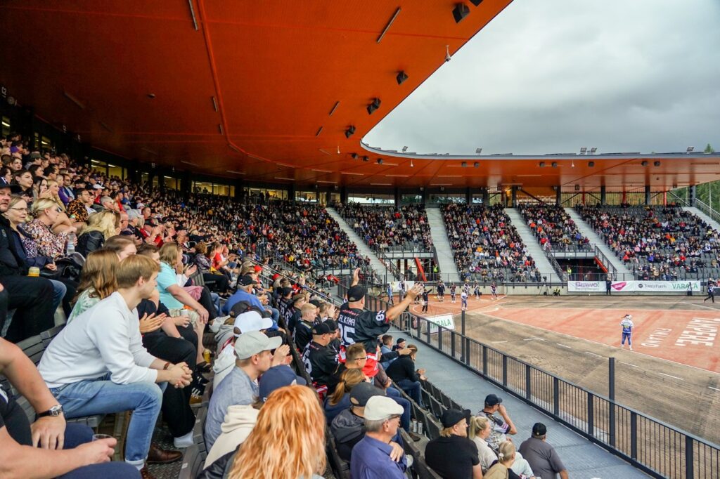 Kuva: Antti Haapasalo / Kaupin pesäpallostadion täyttyy ääriään myöden lauantaina kahteen otteeseen.