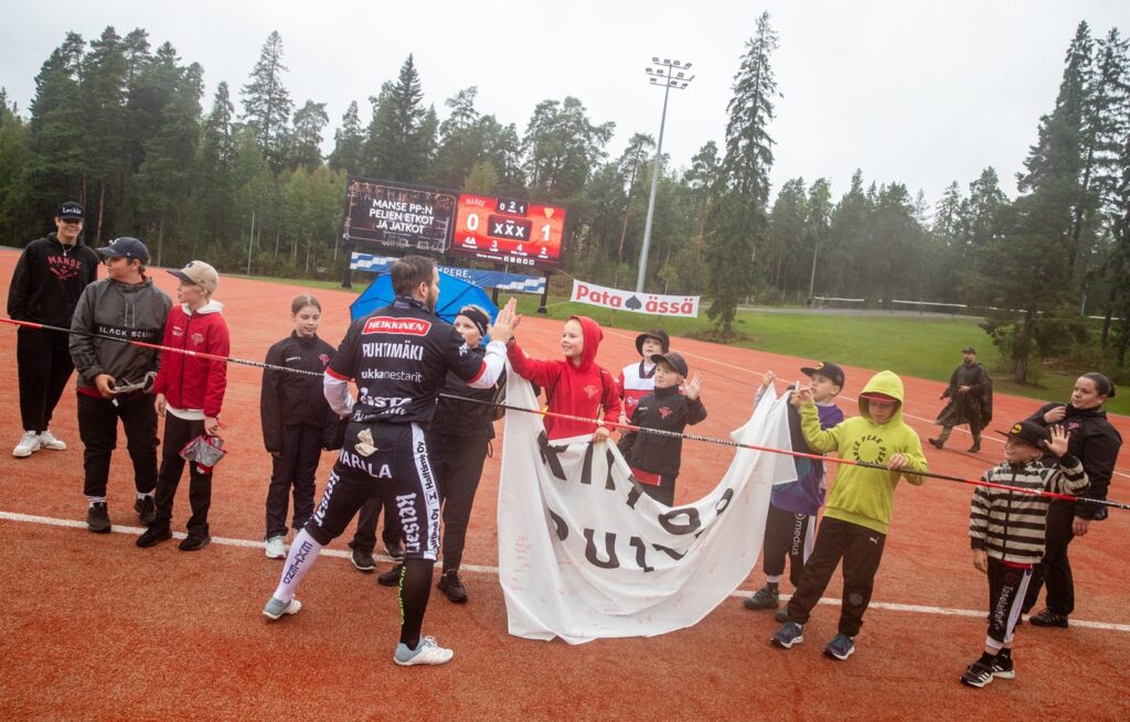 Kuva: Juuso Koro / Puhtimäen nuoret kannattajat muistivat häntä Manse-uran viimeiseksi jääneessä ottelussa.